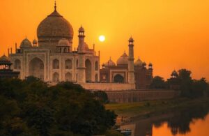 Best Time to Visit Taj Mahal Agra: Weather & Crowd Tips