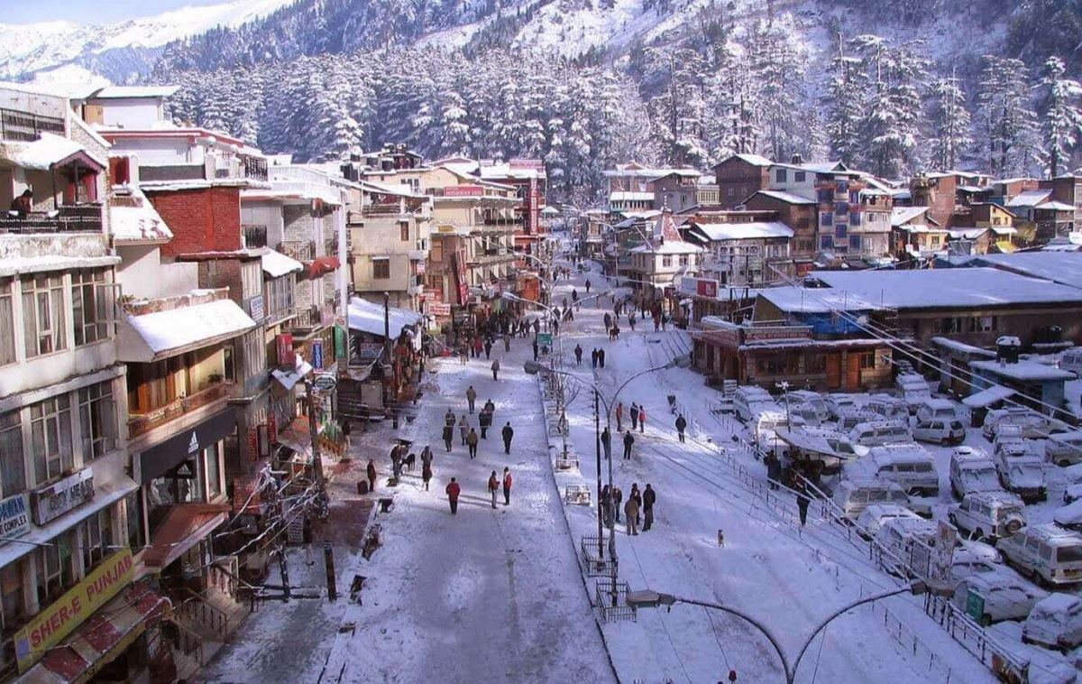 Visit Mall Road in Manali in January