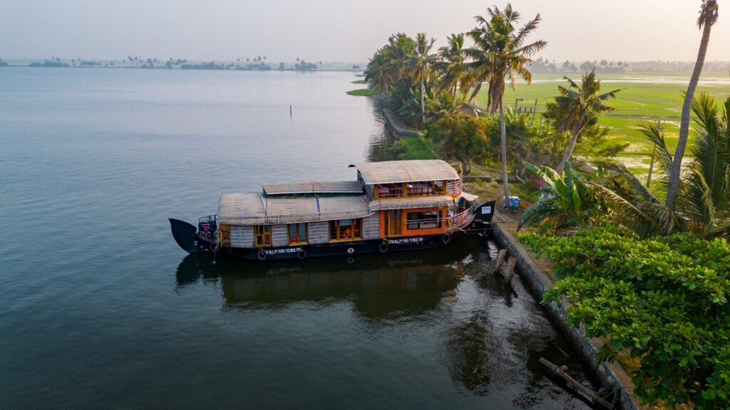 How to Reach the Backwaters of Alleppey, Kerala | Travel Guide