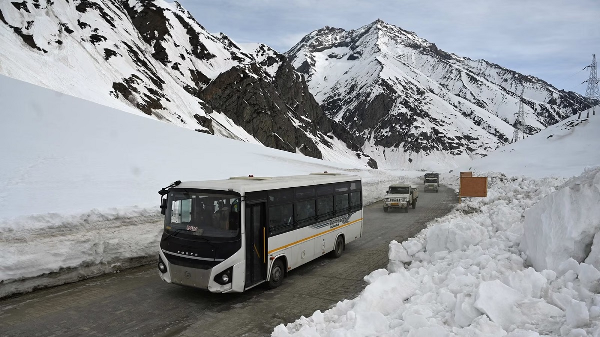 Option 3: By Road – The Most Popular Way to Reach Manali