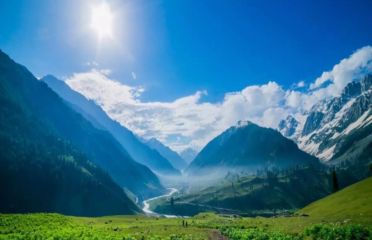 Jammu and Kashmir in March 2026: late winter snow and early spring scenery