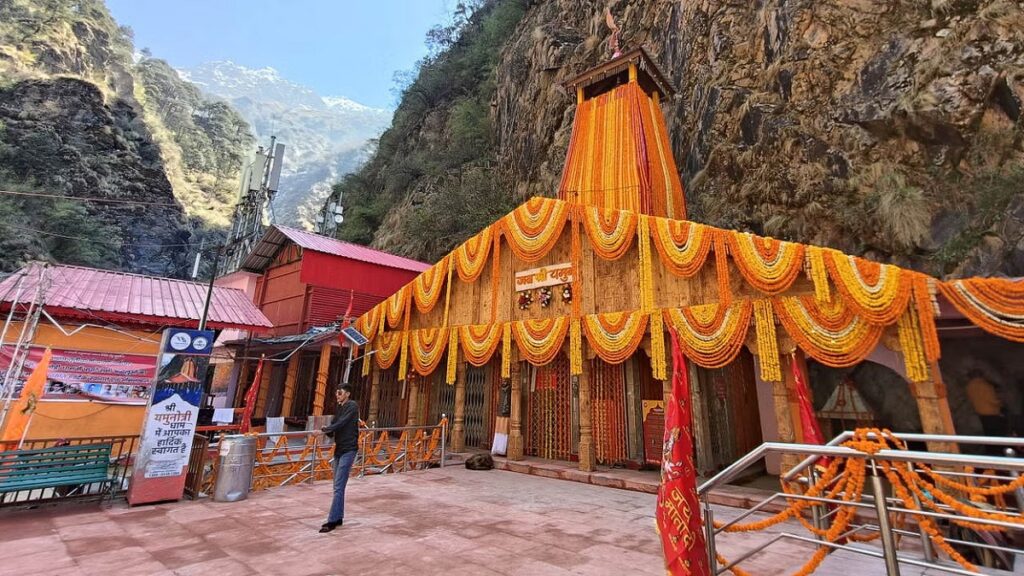 Late October to November (Closing Days) of Char Dham Yatra