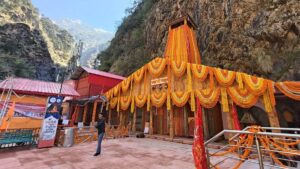Late October to November (Closing Days) of Char Dham Yatra