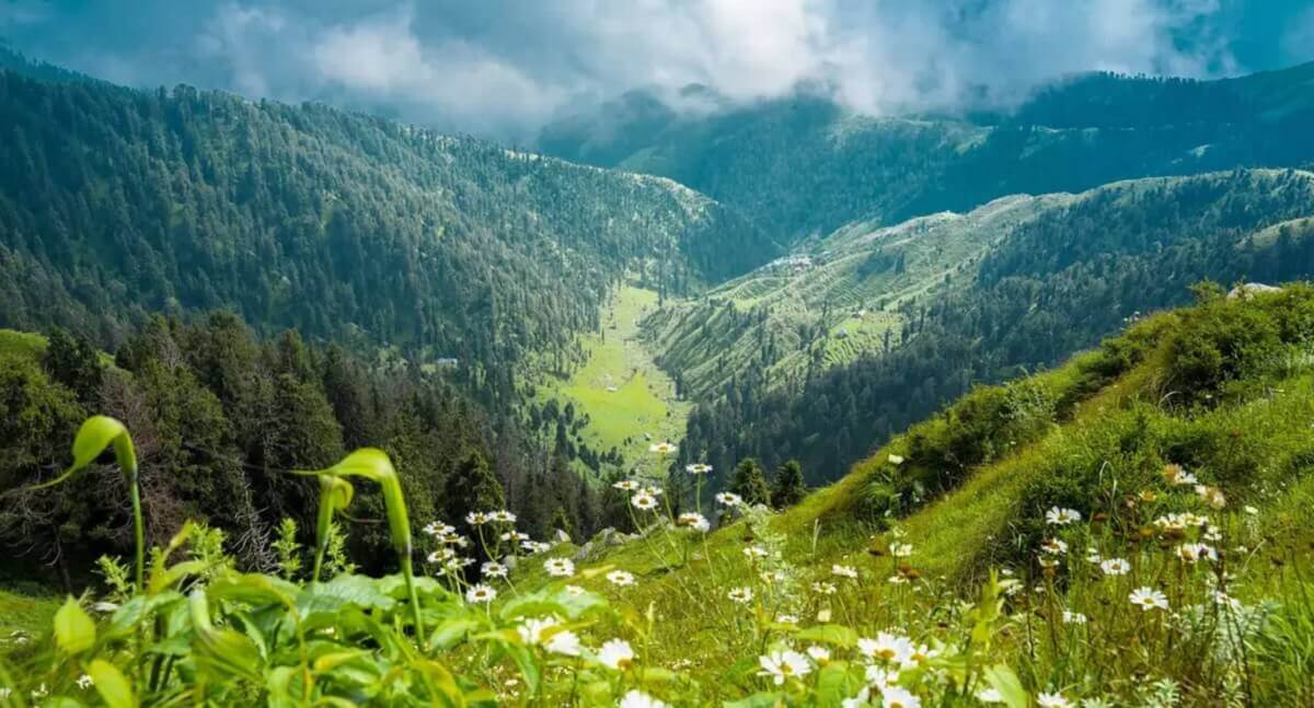 How to Reach Dalhousie in April