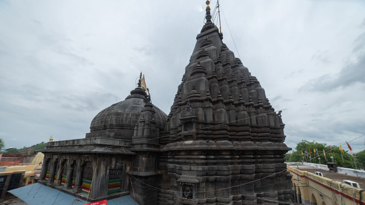 Understanding the Sacred Significance of Vishnupad Temple