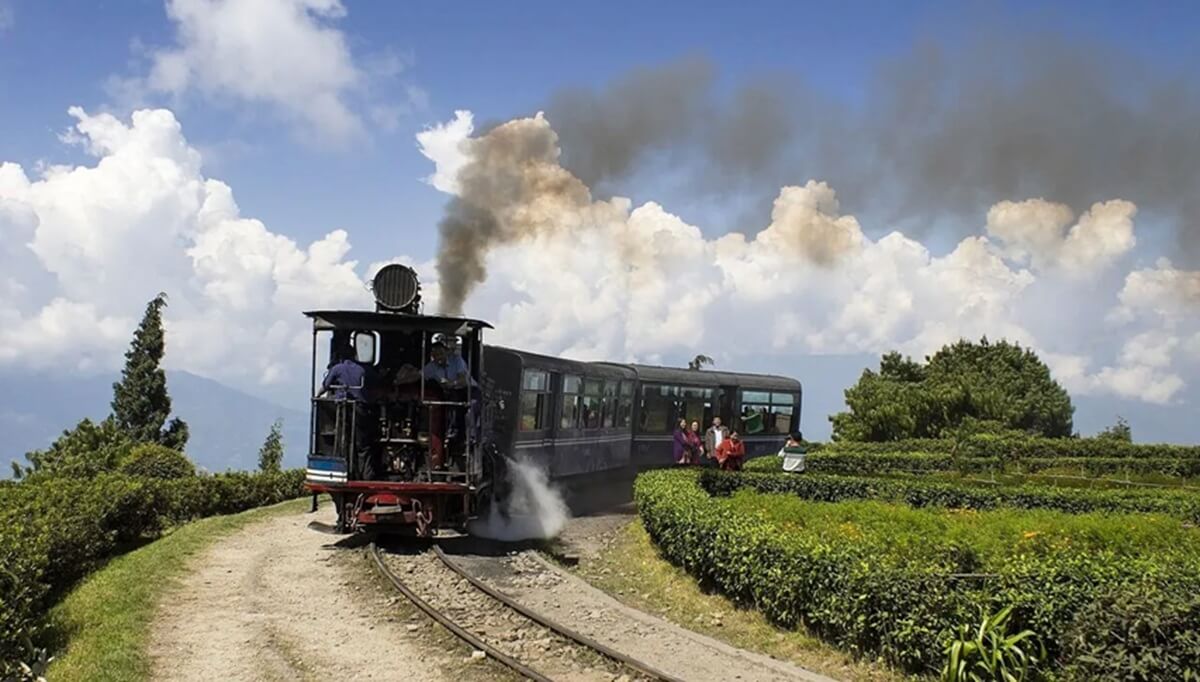 Darjeeling, West Bengal – Misty Toy Trains and Tea Trails