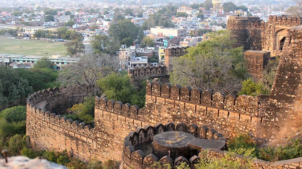 Jhansi Fort and Rani Mahal (Nearby)