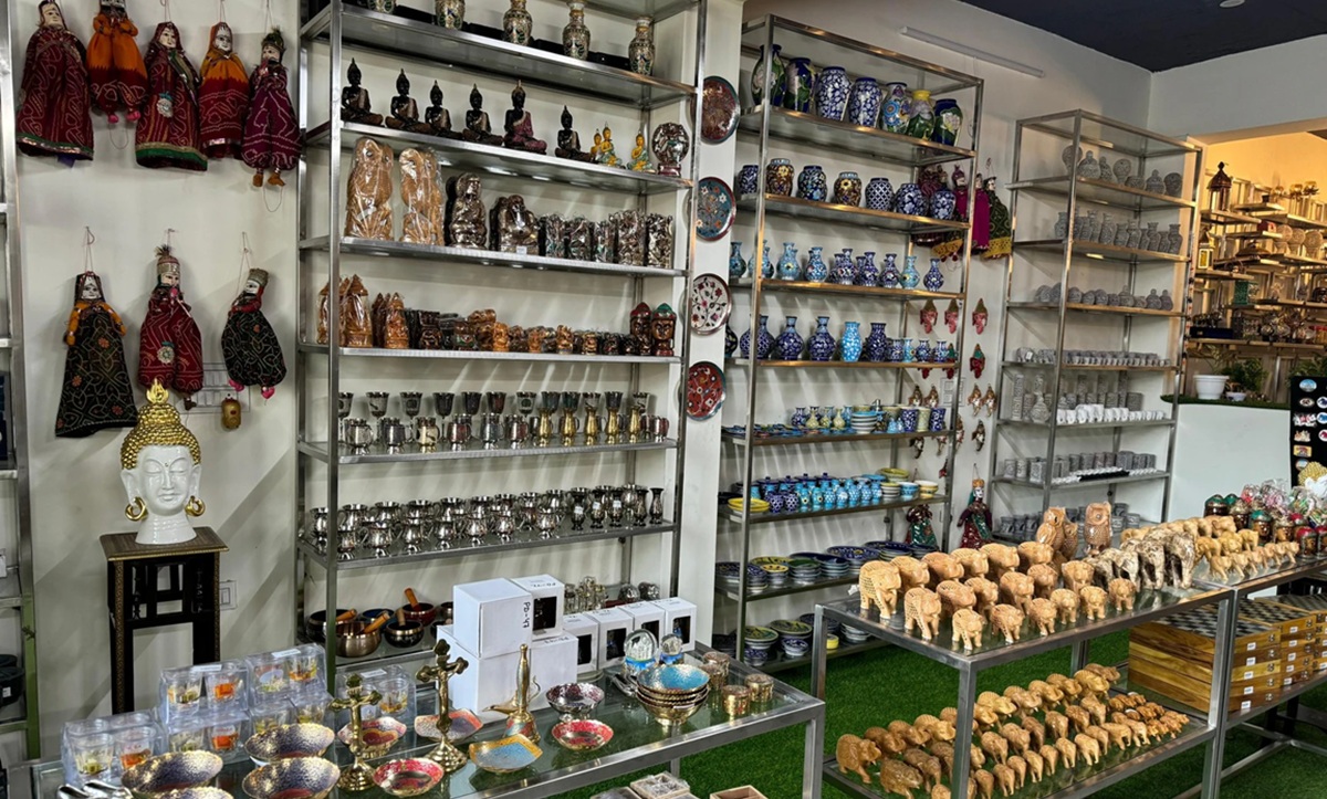 Taj Mahal Complex Shops – Souvenirs Near the Monument