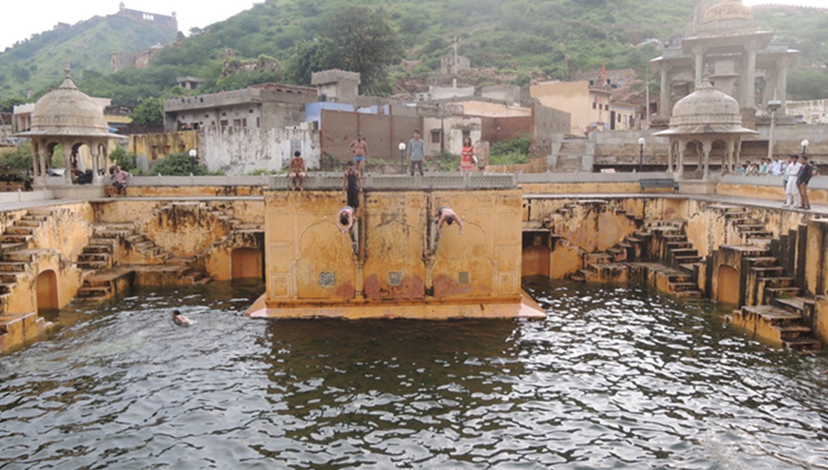 How to Reach Panna Meena ka Kund