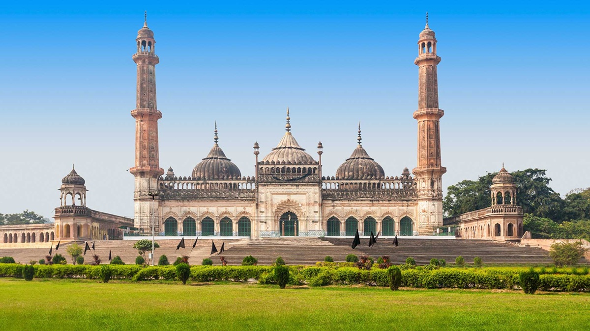 Lucknow: The City of Nawabs and Refined Culture)
