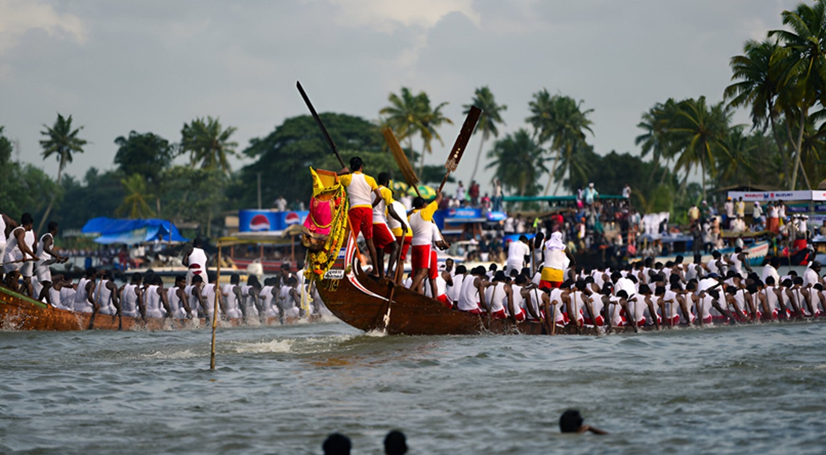 The Story Behind the Nehru Trophy Boat Race