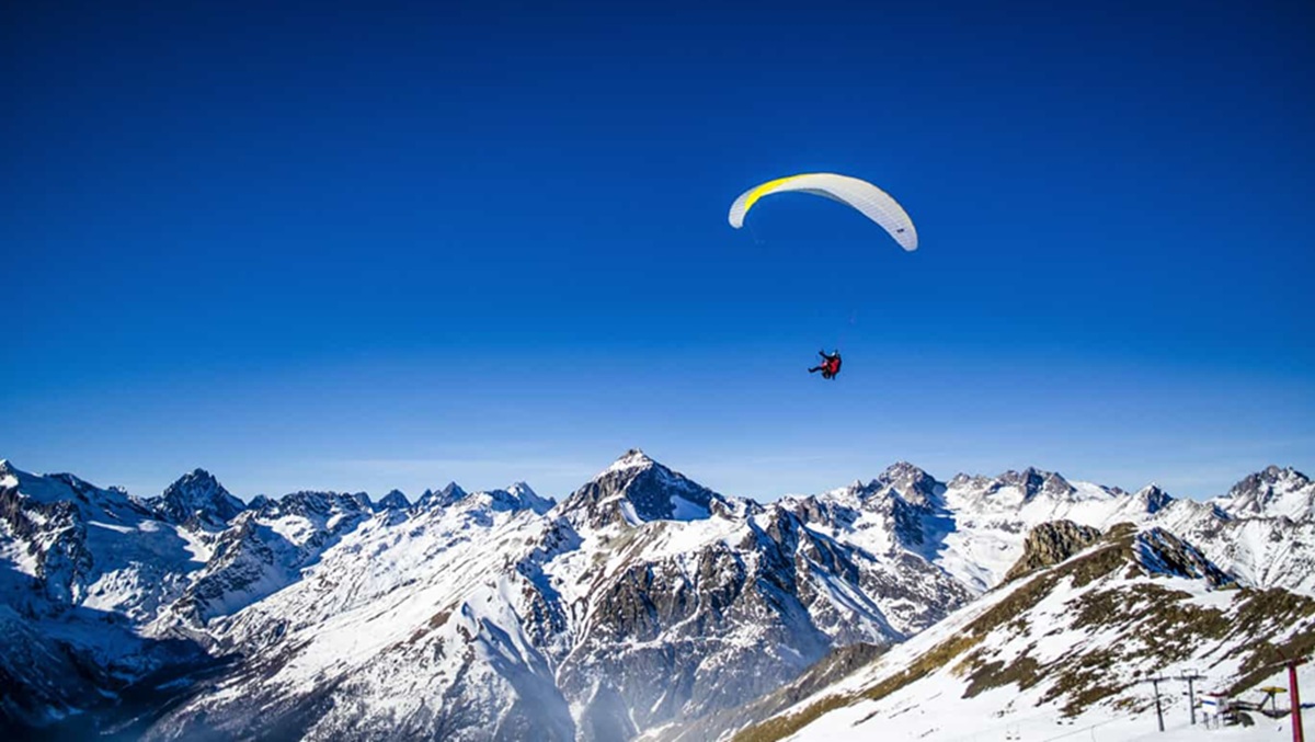 Why December Is the Best Time for Paragliding in India
