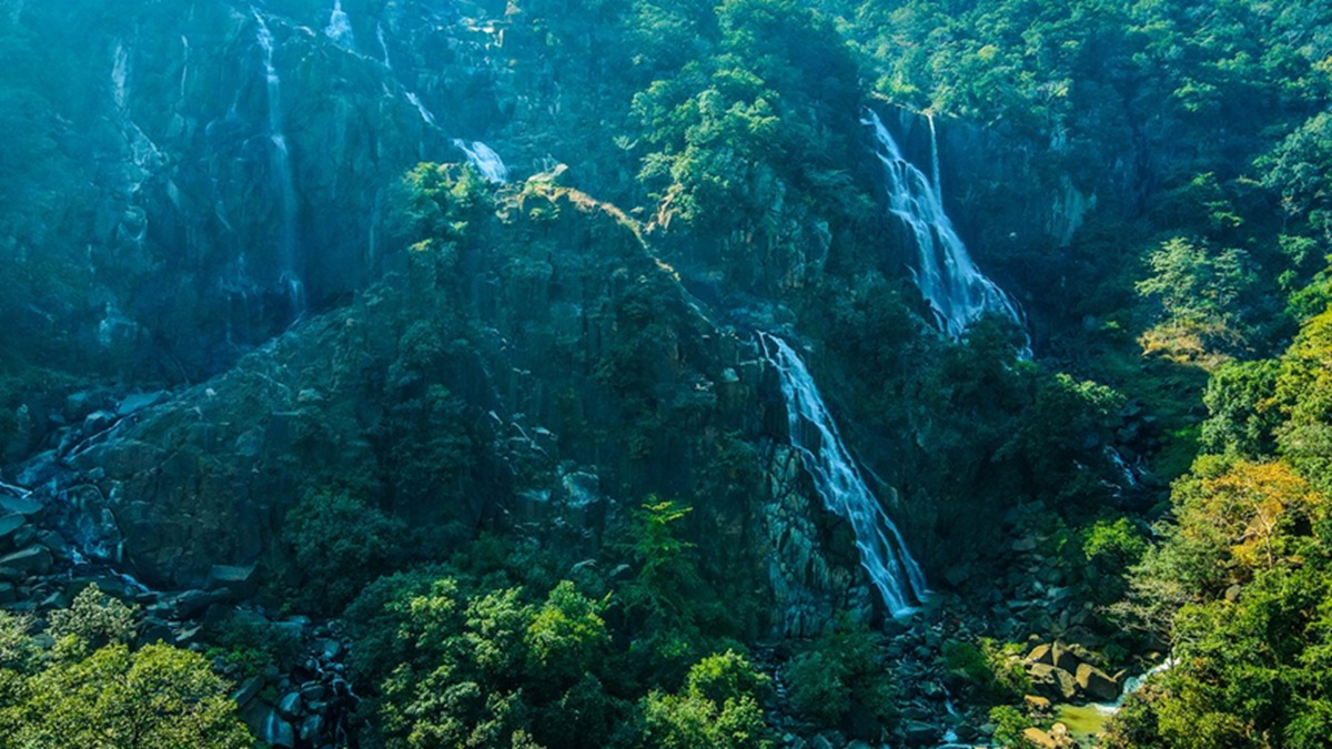 Scenic Hills and Natural Retreats